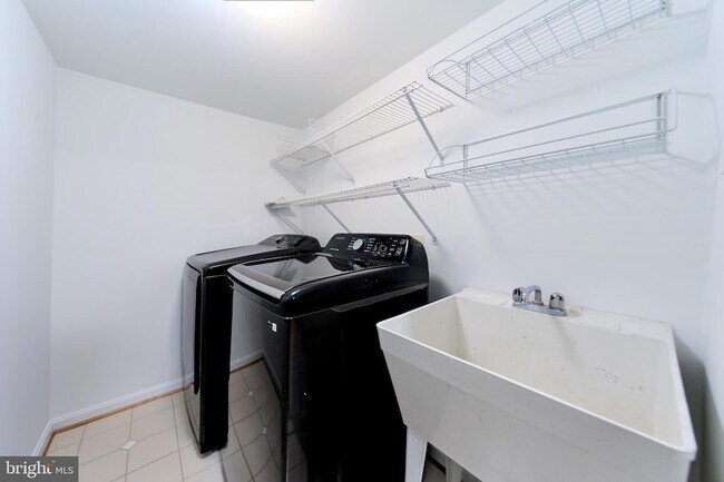 Building Photo - 685 Springhouse Square SE