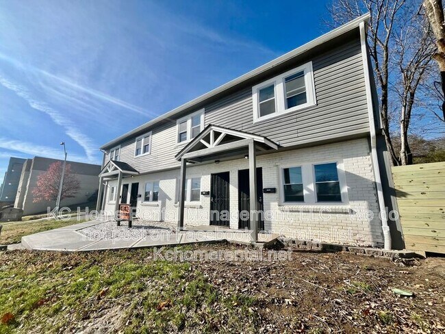 Building Photo - 4042 The Paseo