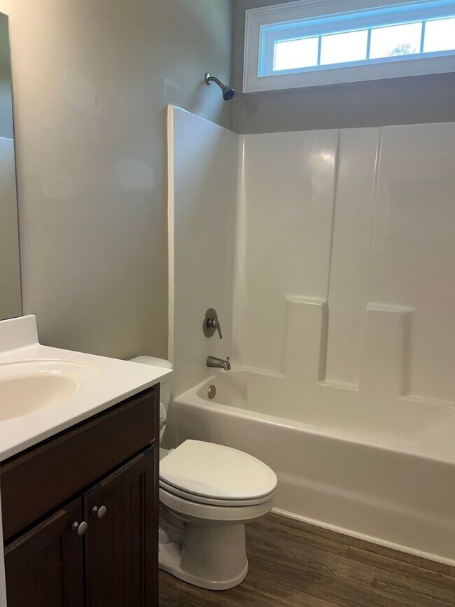 Building Photo - BEAUTIFUL 3 bedroom 2 bath home on a corne...