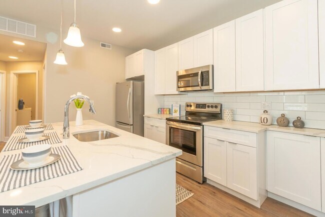 Building Photo - 2220-28 Master St