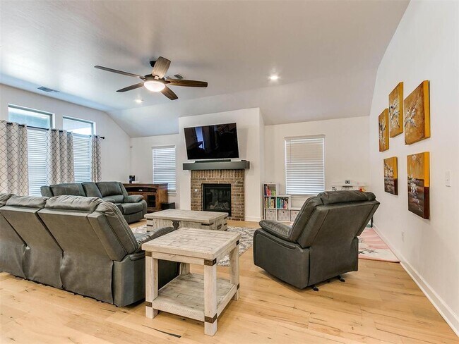 Building Photo - 16125 Buffalo Dr