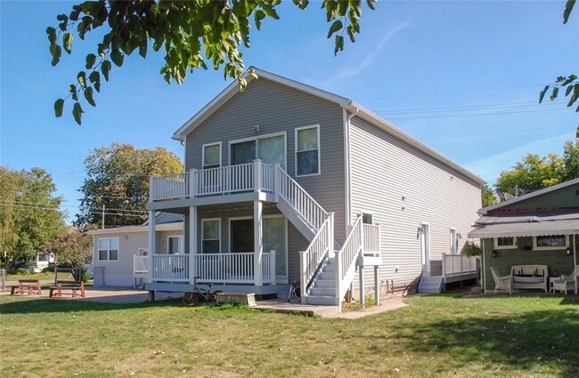 Building Photo - 808 W 2nd St