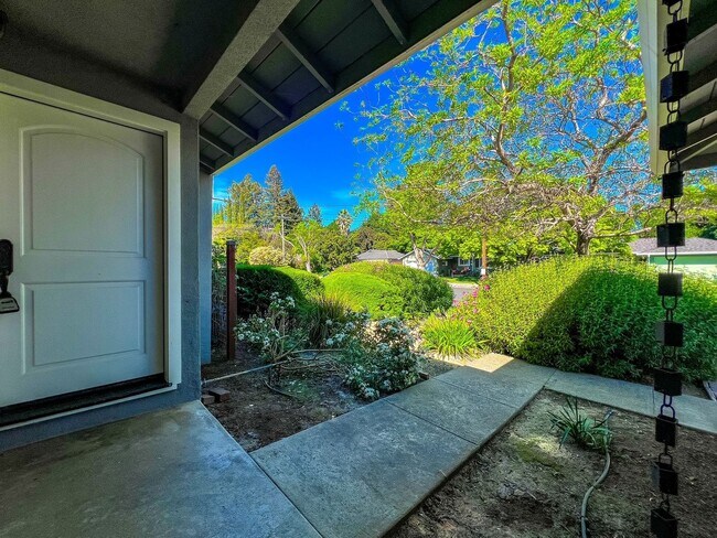 Building Photo - Beautiful Three Bedroom North Napa Home