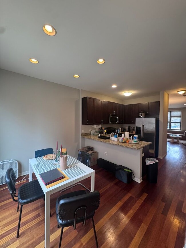 Building Photo - Luxurious 3-Bedroom, 3-Bath Townhouse Loca...