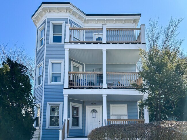 Building Photo - 620 River St