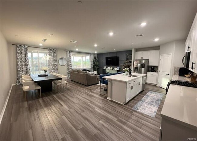 Building Photo - Stunning Pool Home