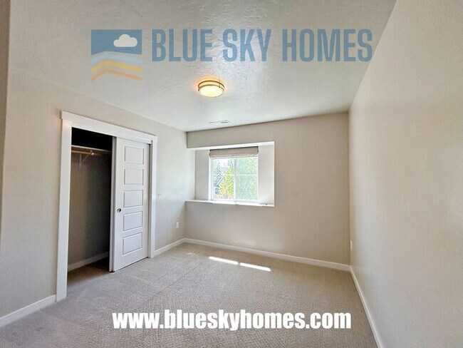 Building Photo - 2572 E Mariposa Dr