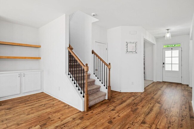 Building Photo - 2108 Charmond Dr