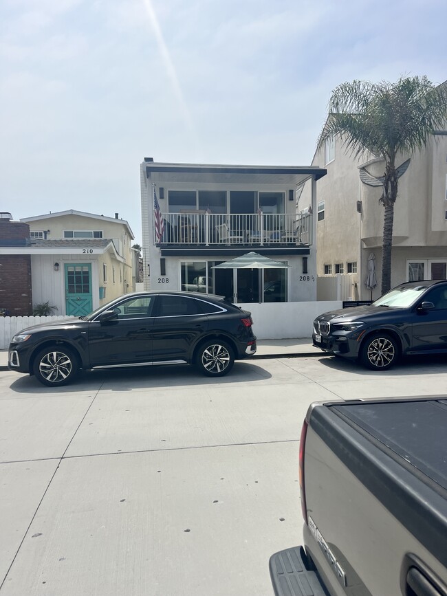 Building Photo - 208 30th St