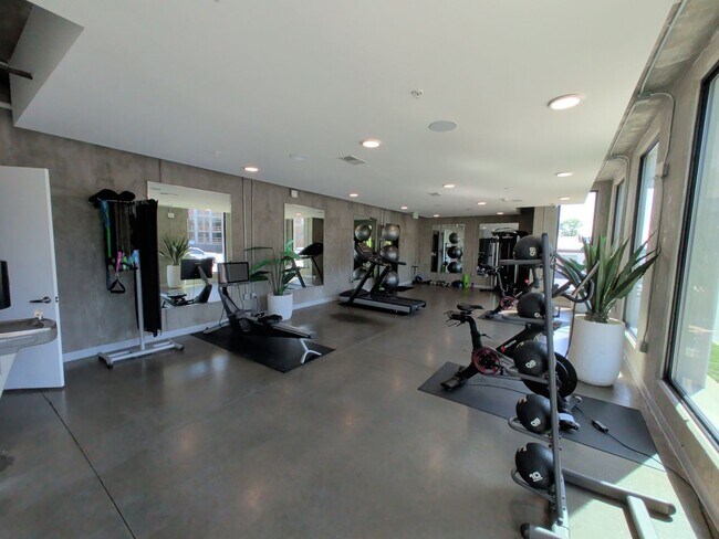 Building Photo - Spectacular Edgehill Condo!