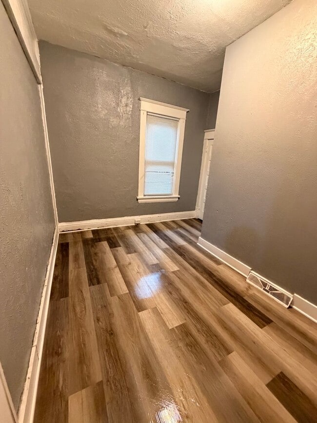 Building Photo - 6 Bedroom 1 Bathroom HOUSE