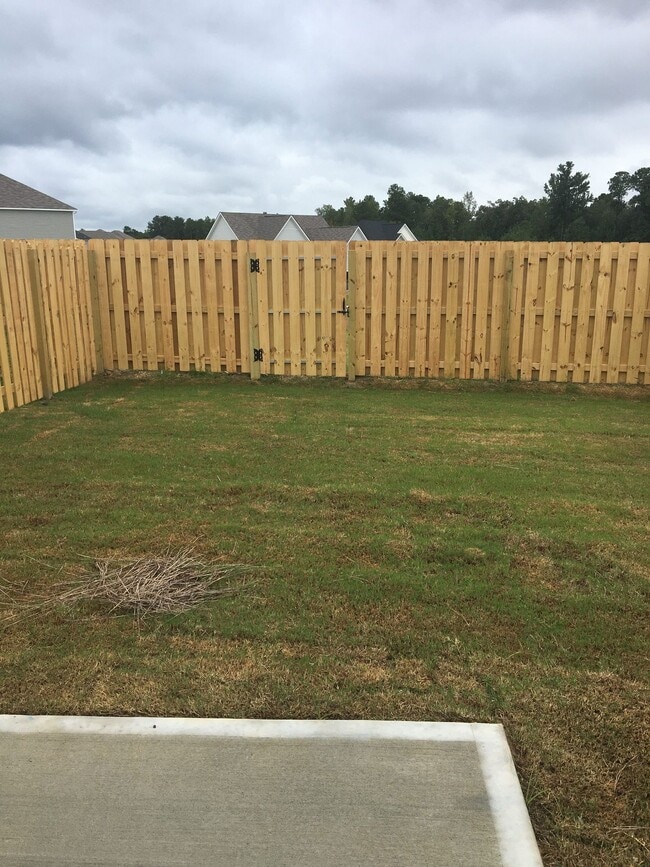 Building Photo - 2 Bed/ 2 Bath Townhome - 7 Minutes from Fo...