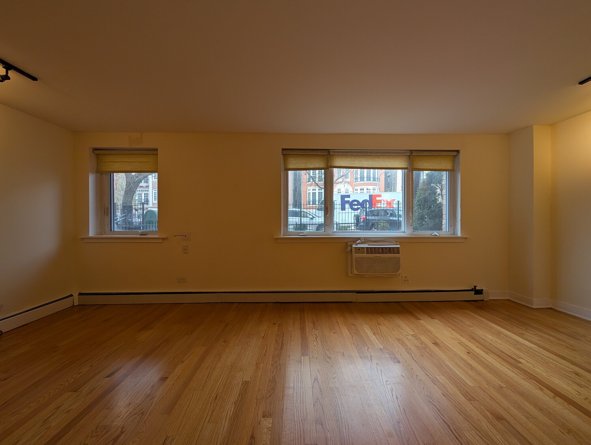 Building Photo - 630 W Wrightwood Ave