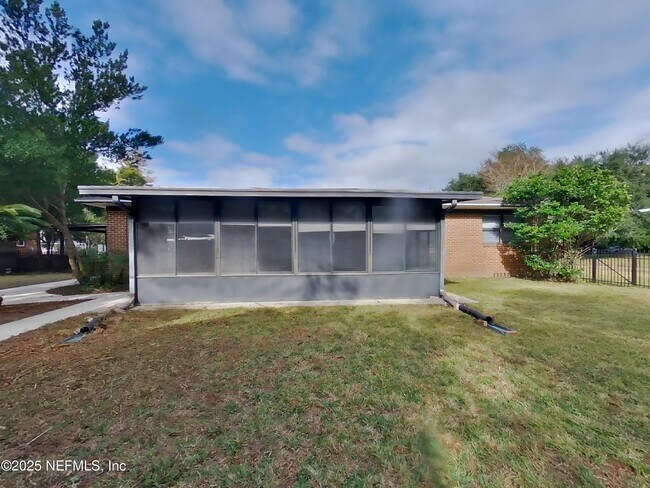 Building Photo - 8588 Lamanto Ave N