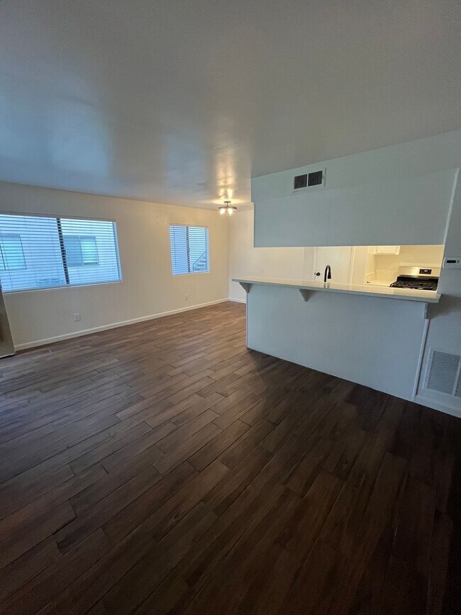 Building Photo - Spacious 2 Bedroom Condo/ Nicely Renovated...