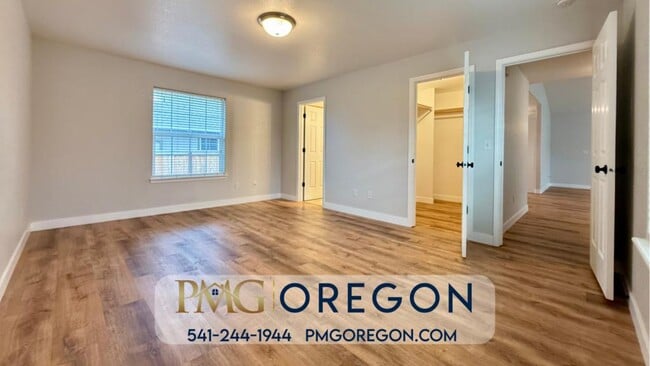 Building Photo - 608 SE Liberty Dr