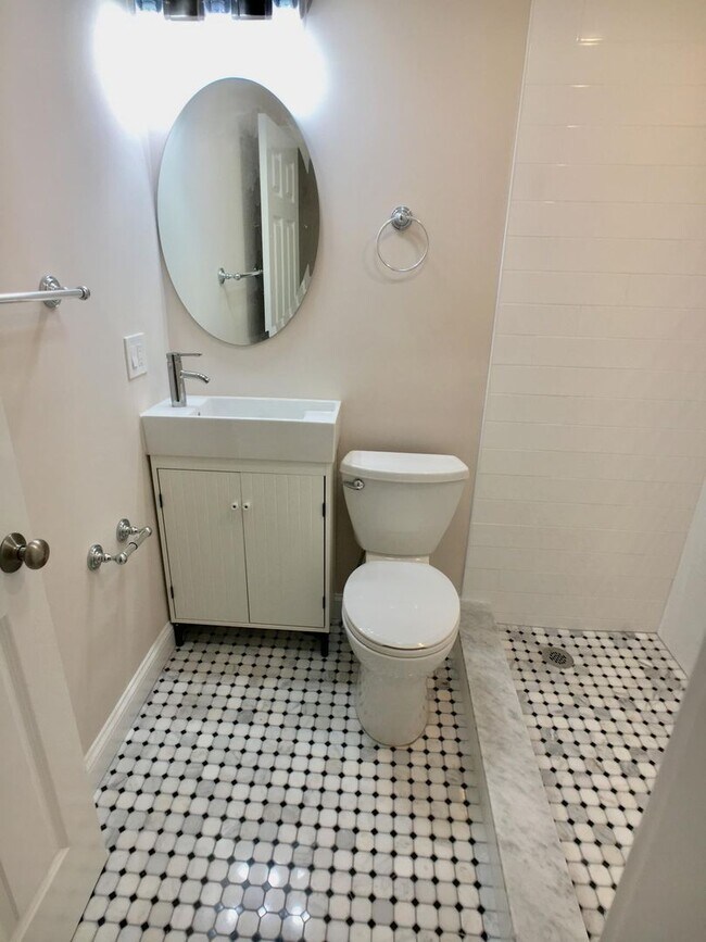 Building Photo - Awesome 4 bed 2 bath in Somerville... Don't miss out!!
