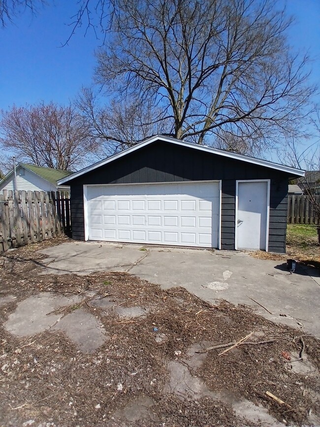 Building Photo - 730 E Hurlbut Ave