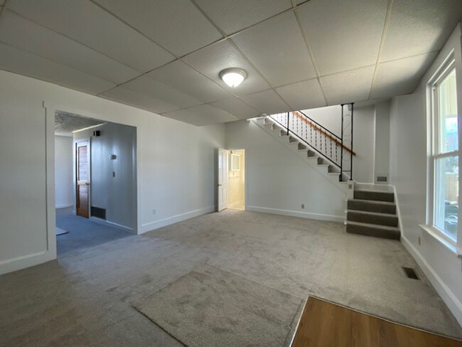 Building Photo - 3 Bedroom 1.5 Bathroom Unit Available in U...