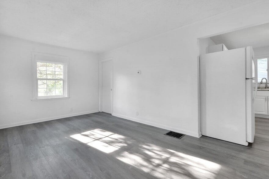 Building Photo - 2383 Hiawatha Park Dr