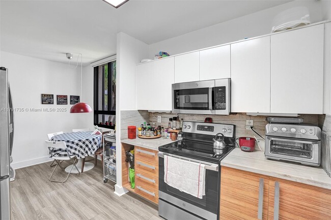 Building Photo - 161 Crandon Blvd