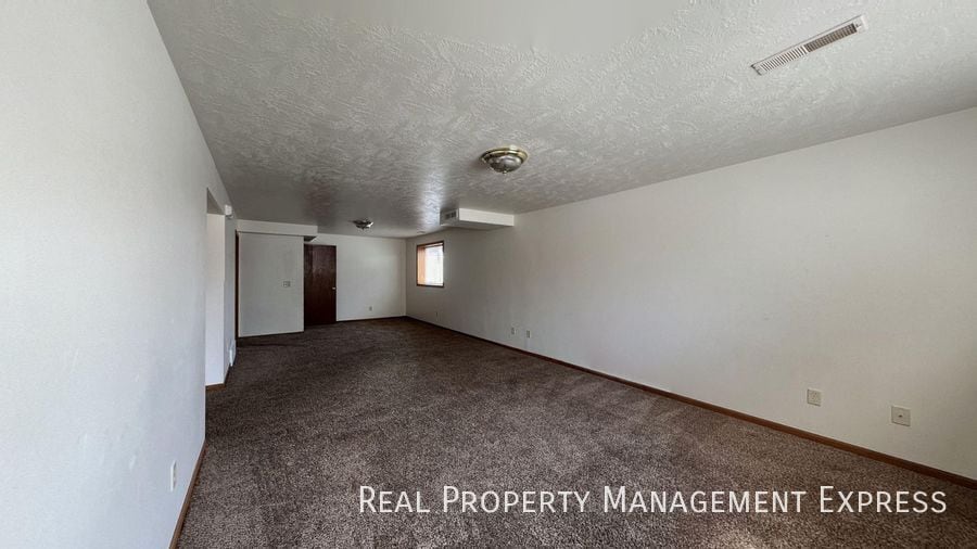 Building Photo - Prime Location 3-Bedroom Gem