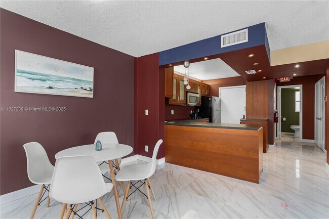 Building Photo - 9440 W Bay Harbor Dr