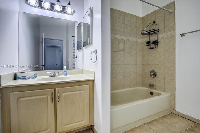 Building Photo - 581 Lakeside Cir