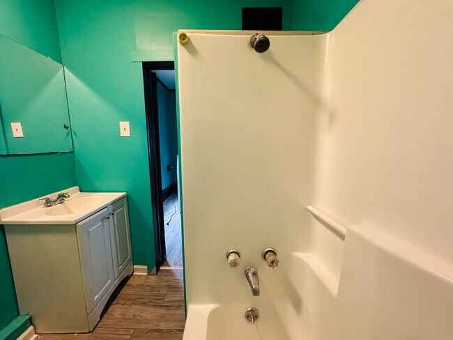 Building Photo - 3621 Sackett Ave