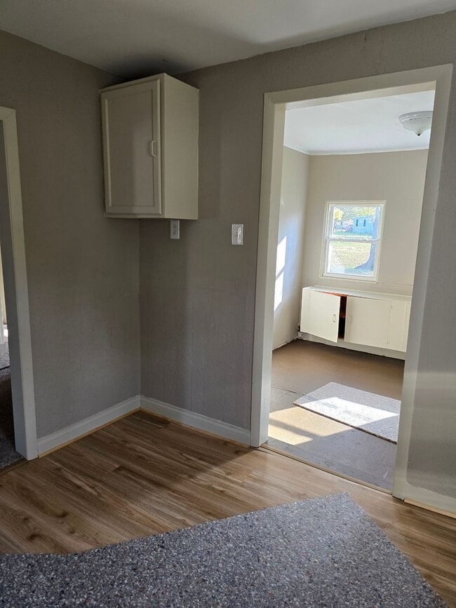 Building Photo - Freshly remodeled 3 bedroom!