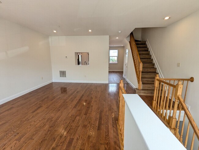 Building Photo - Renovated Townhouse in Frederick ready for...