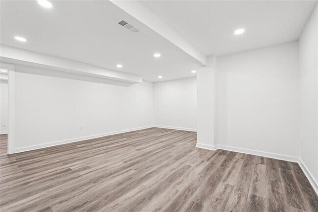 Building Photo - 119 Kelso Dr SW