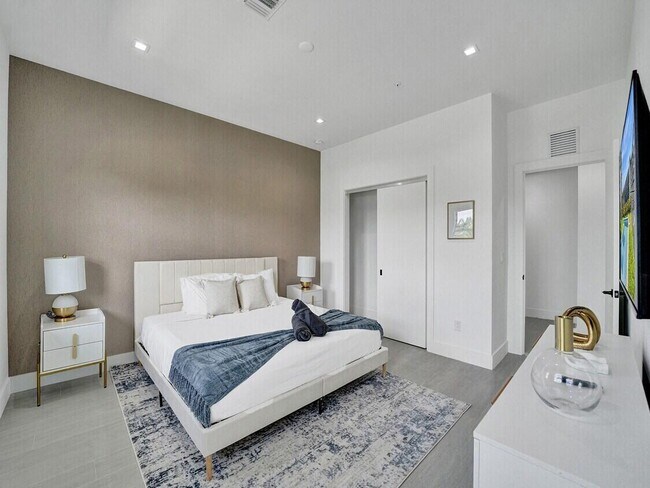 Building Photo - 1226 NE 15th Ave