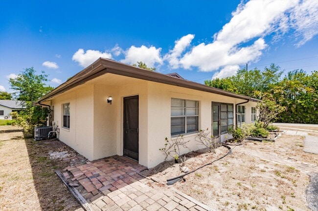 Building Photo - 5029 Rose Hill Dr