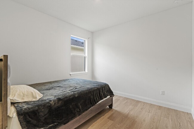 Building Photo - 8906 Dahlia Cir