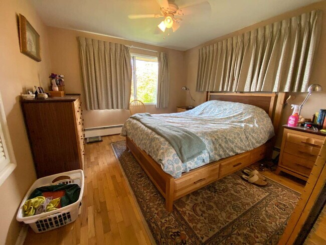 Building Photo - Spacious 5-Bedroom Home with Stunning View...