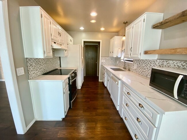 Building Photo - AVAILABLE NOW!!