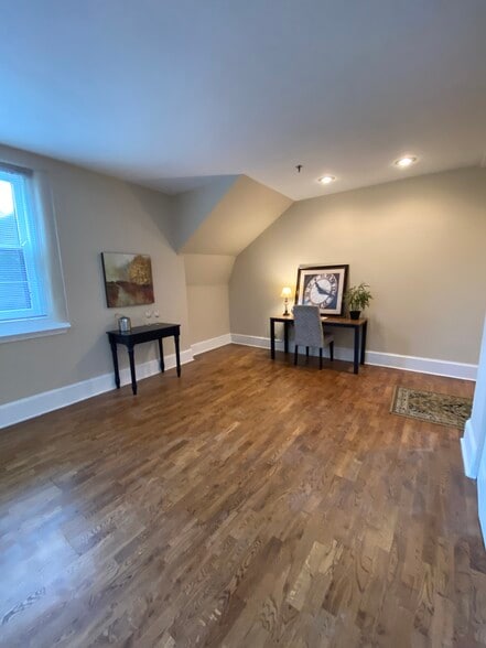 Spacious, open floor plan - 803 E 6th St