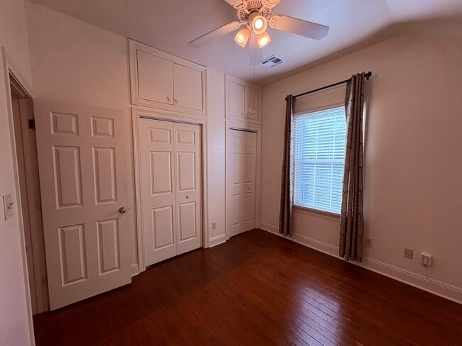 Building Photo - 1717 Upperline St