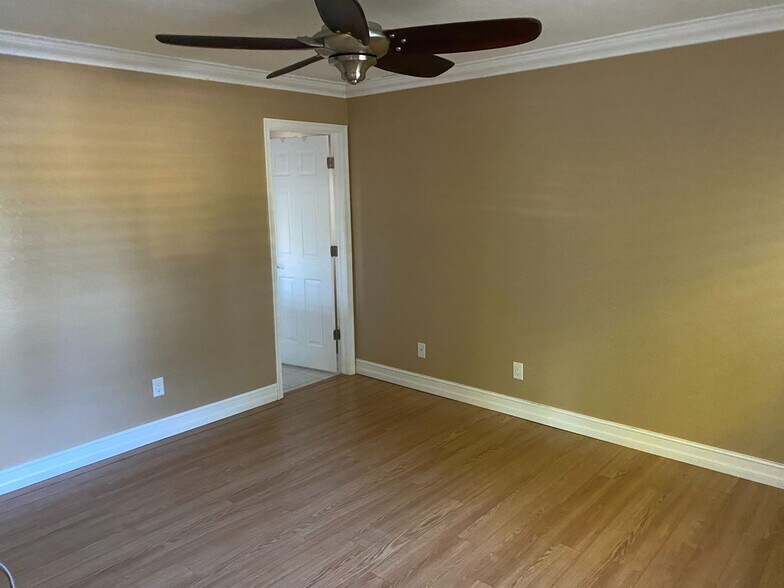 Building Photo - COMING SOON: Gorgeous, remodeled DIRECT ACCESS: 3 bedroom 2 bathroom water front home