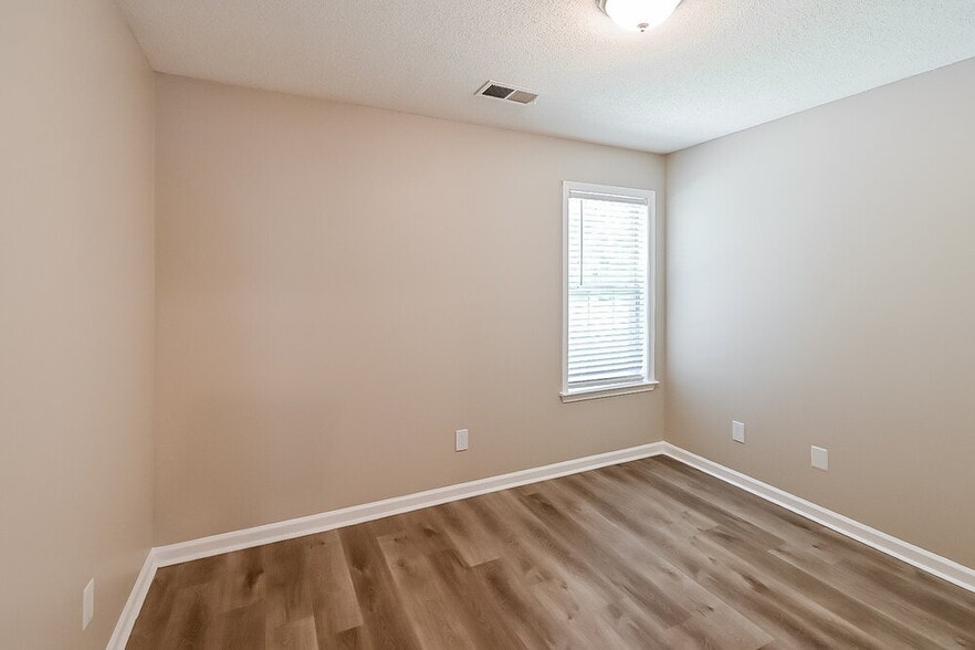 Building Photo - 216 Fawn Dr N