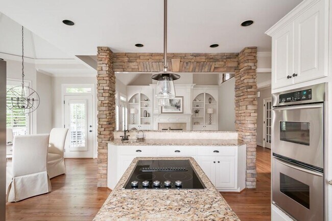 Building Photo - Elegant Master-on-Main in Prestigious Laur...
