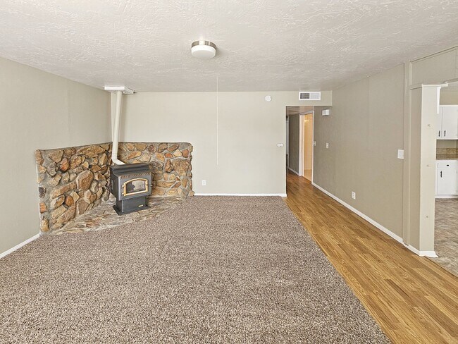 Building Photo - 6552 Valley Ave