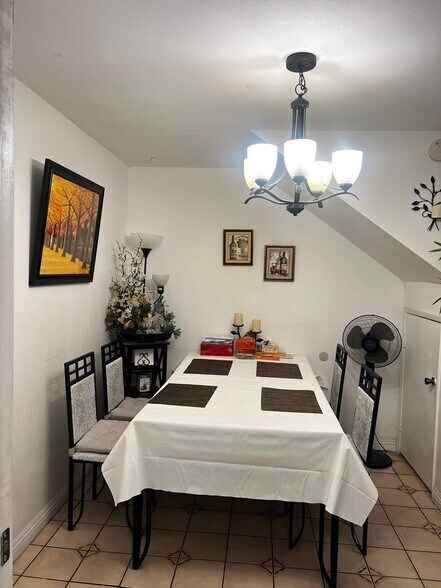 Dining room - 13191 Newland St