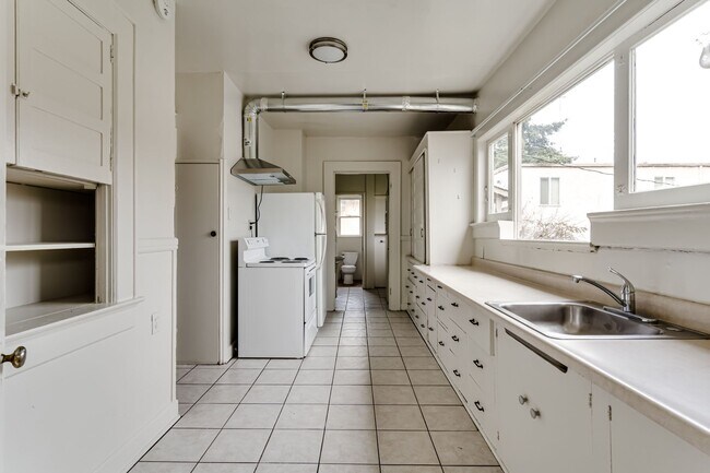 Building Photo - 4 Bedroom Ground Floor Apartment in Westside Neighborhood