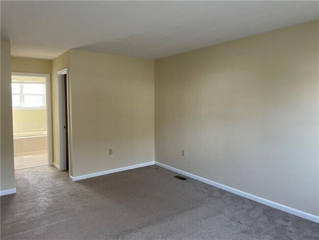 Building Photo - 204 Quail Ct