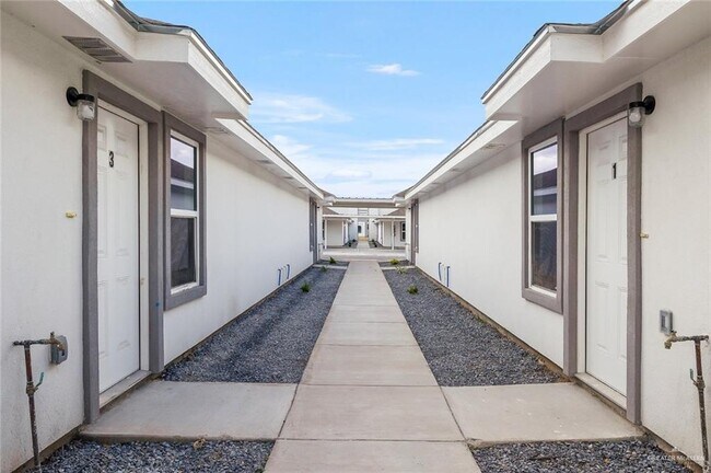 Building Photo - 15 Frio Ave