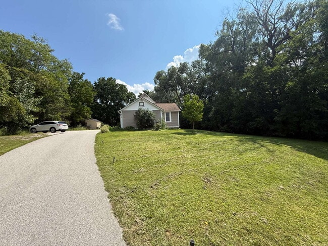 Building Photo - Large 2 bedroom, 1 bath for rent.