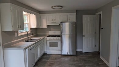 Building Photo - 1468 Parkview Dr