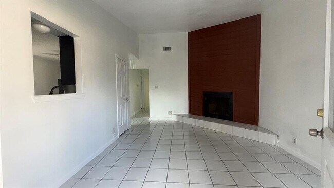 Building Photo - 1303 Bonnie Brae St